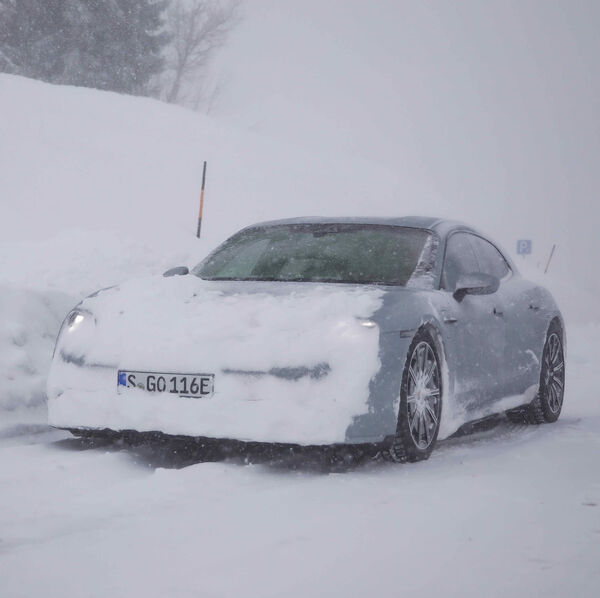Porsche Taycan Sport Turismo - En route dans la neige